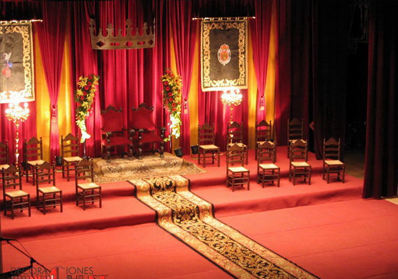Decoraciones a base de Combinación de Cortinajes de diferentes colores, con formas clásicas y modernas, con telas de calidad, terciopelo, damasco, otomán, etc... Cortinajes para Fondos de Escenario, en Presentaciones de Fiestas y Fallas, Cortinajes para teatro, Bocas de Escenario motorizadas o manuales, Cámaras negras, Patas y Bambalinas, etc.